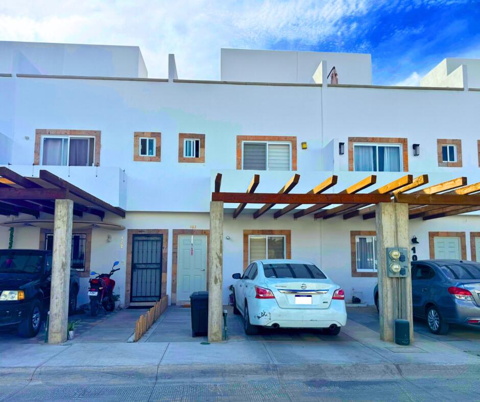 Los Cabos Arcoiris Tu nuevo comienzo en el lugar ideal: casa moderna, amplia y a solo 5 minutos del centro Bienvenido a esta espectacular residencia de diseño contemporáneo, donde el confort moderno se une con una ubicación inmejorable. Esta majestuosa casa nueva te ofrece una experiencia de vida exclusiva, pensada para quienes buscan un estilo de vida elevado sin renunciar a la cercana con el corazón de la ciudad. Ubicada en una de las zonas mas codiciadas de la ciudad, esta propiedad te sitúa a solo 5 minutos del centro, con acceso rápido a las principales vias, colegios de prestigio, parques, centros comerciales y todo lo que necesitas para una vida practica y dinámica. Situada en una zona rodeada de comunidades de lujo, esta casa se encuentra en un vecindario consolidado, seguro y altamente cotizado, donde la privacidad y la calidad de vida son una prioridad. Desde su fachada elegante hasta cada detalle interior, esta casa refleja un diseño moderno y funcional. Al ingresar, un vestíbulo de doble altura da la bienvenida con luz natural y una sensación de amplitud que se extiende a lo largo de toda la propiedad. La sala principal, el comedor y la cocina de concepto abierto se integran armónicamente, creando un espacio ideal para convivir, recibir visitas o simplemente disfrutar en familia. La cocina estilo gourmet, con acabados de lujo y equipada con electrodomésticos de última generación, ideal para reuniones familiares o cenas con amigos, es perfecta para quienes disfrutan cocinar y compartir momentos alrededor de una buena comida. Las áreas sociales conectan con un jardín privado, ideal para juegos al aire libre, reuniones de fin de semana o simplemente relajarse al final del día. La casa cuenta con dos recámaras amplias, incluyendo una recámara principal con baño completo y balcón privado. La habitación secundaria también es cómoda y versátil, perfecta para hijos, visitas o incluso un espacio de oficina en casa. Un verdadero refugio, brindando privacidad y confort a todos los miembros de la familia, al disfrutar de momentos de descanso al aire libre. Con acabados de lujo, tecnología inteligente integrada y materiales de la más alta calidad, esta casa no solo es hermosa por fuera, sino también funcional y preparada para el estilo de vida moderno. Pensando en las necesidades de la vida moderna, también encontrarás una sala de TV, amplio corredor y espacios de almacenamiento bien distribuidos. Todo esto complementado con tecnología inteligente, iluminación eficiente y materiales de alta calidad que garantizan durabilidad y estilo. Vivir aquí es mucho más que tener una casa: es pertenecer a una comunidad privilegiada, donde cada día se disfruta al máximo. for sale