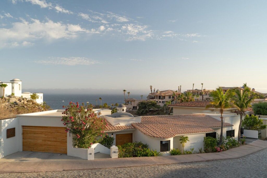 Los Cabos Magisterial Located in a residential area with excellent appreciation and high rental demand, this duplex is an outstanding opportunity for investors or buyers looking to build equity through light renovations. Both apartments are included in the sale as one deeded property. The neighborhood continues to grow in popularity due to its strategic location and accessibility, making this property an attractive option for rental income or long-term investment. Ubicado en una zona residencial de excelente plusvalía y alta demanda de rentas, este dúplex representa una magnífica oportunidad para inversionistas o compradores interesados en generar patrimonio mediante remodelaciones ligeras. Ambos departamentos están incluidos en la venta como una sola propiedad escriturada. La colonia continúa aumentando su popularidad gracias a su ubicación estratégica y accesibilidad, convirtiendo esta propiedad en una excelente opción para generar ingresos por renta o inversión a largo plazo. – 11 Camino Del Pacífico, Cabo San Lucas, BS