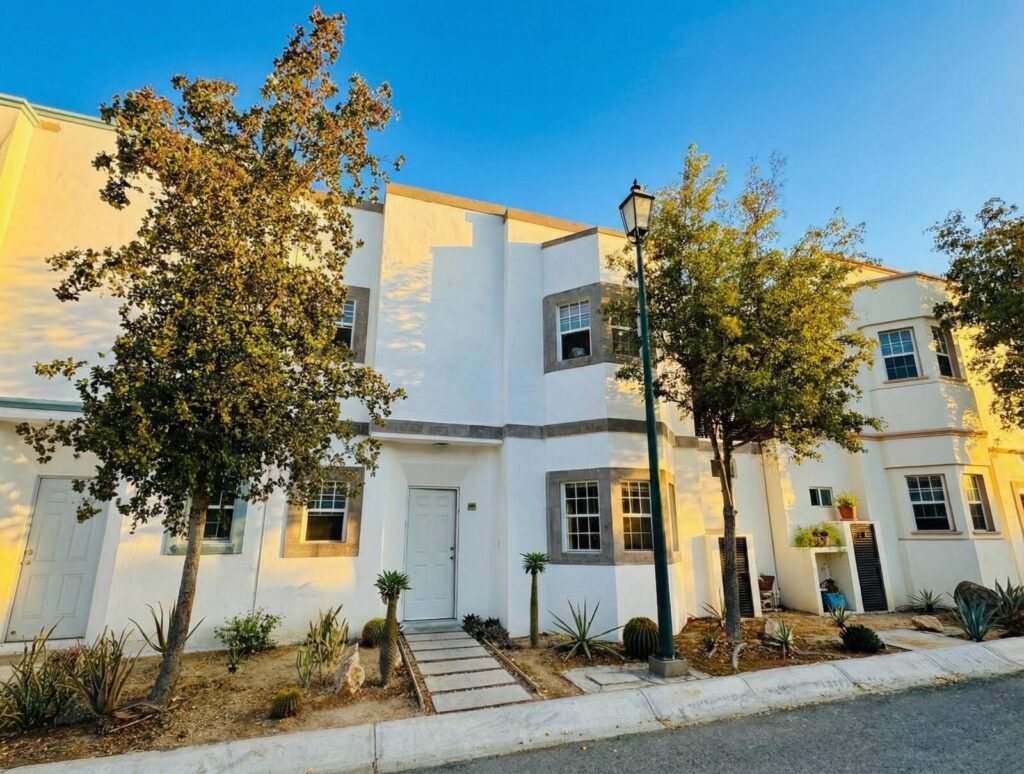 Los Cabos La Cima Descubre esta acogedora casa en La Cima, ubicada en una zona tranquila del corredor turístico de Los Cabos.La propiedad de dos niveles ofrece un diseño funcional con 2 rec/3 baños, ideal tanto para vivir tiempo completo y para inversión vacacional.En planta baja encontrarás espacios bien distribuidos que incluyen área de sala, comedor y cocina, creando un ambiente práctico para la vida diaria.En el segundo nivel se encuentra una estancia adicional, perfecta como sala de TV, oficina o área familiar, la cual tiene el potencial de convertirse en una tercera recámara, brindando mayor flexibilidad según las necesidades del propietario.Ubicada en una zona con fácil acceso a supermercados servicios y playas, esta casa combina comodidad, privacidad y excelente potencial de plusvalía en Discover this inviting home in La Cima, located in a quiet area of the Los Cabos tourist corridor. This two-story property offers a functional design with 2 bedrooms and 3 bathrooms, ideal for full-time living or as a vacation investment. On the ground floor, you'll find well-distributed spaces including a living room, dining room, and kitchen, creating a practical environment for everyday living. The second floor features an additional room, perfect as a TV room, office, or family area, which has the potential to be converted into a third bedroom, providing greater flexibility according to the owner's needs. Located in an area with easy access to supermarkets, services, and beaches, this home combines comfort, privacy, and excellent appreciation potential in Los Cabos. for sale