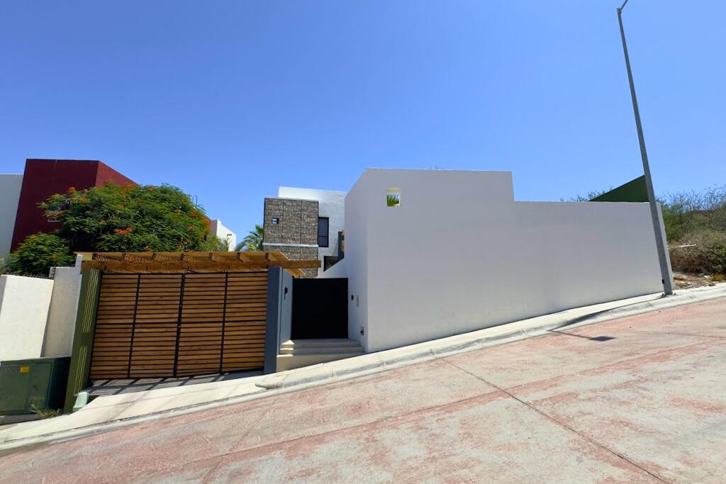Los Cabos El Tezal-Oceanside:General Located along the highly sought-after Cabo Corridor, this charming 2-bedroom, 2-bathroom open-concept home is set within a lush, private garden oasis filled with mature tropical landscaping. The seamless indoor-outdoor layout flows effortlessly into a stunning lagoon-style pool, creating a peaceful, resort-like setting ideal for relaxing or entertaining.With its expansive grounds and prime location on the corridor just minutes from downtown Cabo San Lucas, the property offers incredible flexibility. Whether envisioned as a private residence, boutique event space and hotel, or future condo development, this is a rare opportunity to own a versatile property in one of Cabo's fastest-growing areas. โ 2109 CERRADA CERRO DEL VIGIA, San Jose del Cabo, BS
