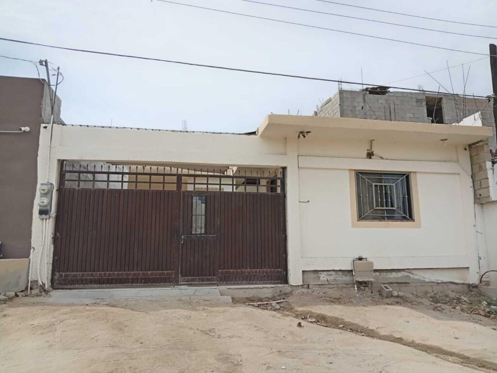 Los Cabos Venados Casa con potencial de ampliación y buena ubicación, de fácil acceso al transporte público, a las escuelas y a los supermercados.• 3 recámaras• 2 baños completos• Cocina separada• A/C minisplit en c/ habitación y en la cocina• Amplio patio y cochera con portón. House with expansion potential and a great location, with easy access to public transportation, schools, and supermarkets." 3 bedrooms" 2 full bathrooms" Separate kitchen" Mini-split A/C in each bedroom and in the kitchen" Spacious patio and parking for 2 cars for sale