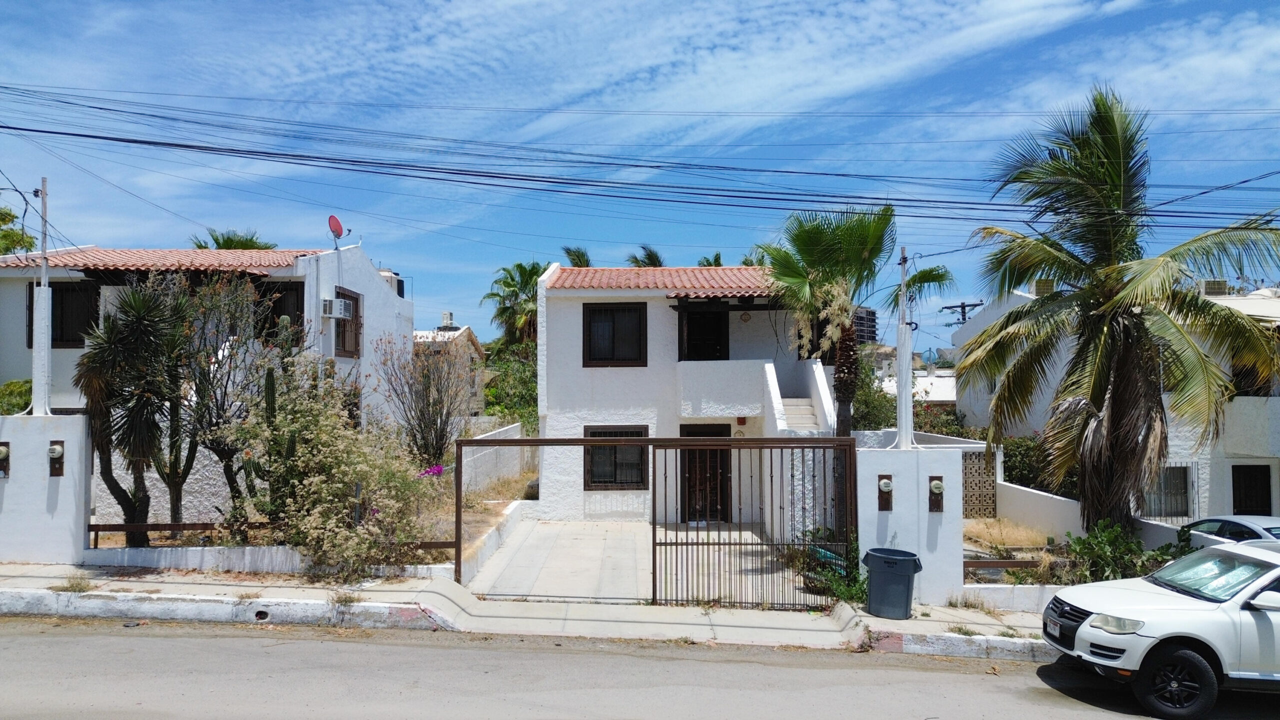 Los Cabos Magisterial Located in a residential area with excellent appreciation and high rental demand, this duplex is an outstanding opportunity for investors or buyers looking to build equity through light renovations. Both apartments are included in the sale as one deeded property. The neighborhood continues to grow in popularity due to its strategic location and accessibility, making this property an attractive option for rental income or long-term investment. Ubicado en una zona residencial de excelente plusvalía y alta demanda de rentas, este dúplex representa una magnífica oportunidad para inversionistas o compradores interesados en generar patrimonio mediante remodelaciones ligeras. Ambos departamentos están incluidos en la venta como una sola propiedad escriturada. La colonia continúa aumentando su popularidad gracias a su ubicación estratégica y accesibilidad, convirtiendo esta propiedad en una excelente opción para generar ingresos por renta o inversión a largo plazo. for sale