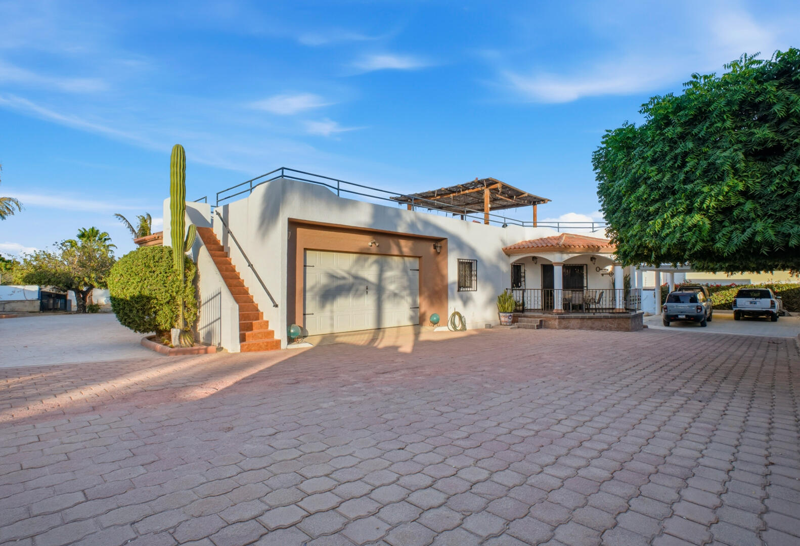 Los Cabos Brisas Del Pac East Casa de un nivel en Brisas del Pacรญfico con estructura para segundo piso. Cuenta con dos cocheras techadas, sala, sala de estar, cocina con isla y terraza. Terreno de 2,100 mยฒ con gran potencial para alberca, ampliaciรณn o desarrollo. Ideal para inversiรณn o vivir.Single-level home in Brisas del Pacรญfico with structure for a second floor. Features two covered carports, living room, family room, kitchen with island, and terrace. 2,100 mยฒ lot with excellent potential for a pool, expansion, or development. Ideal for living or investment. for sale