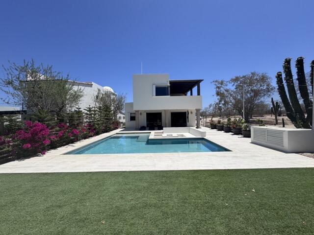 Los Cabos Residencial La Jolla Casa Tigre is located in La Jolla, a well-positioned community offering convenient access to San José del Cabo and the corridor. This house has ocean – 542 C. Palo Blanco, Cabo Corridor, BS