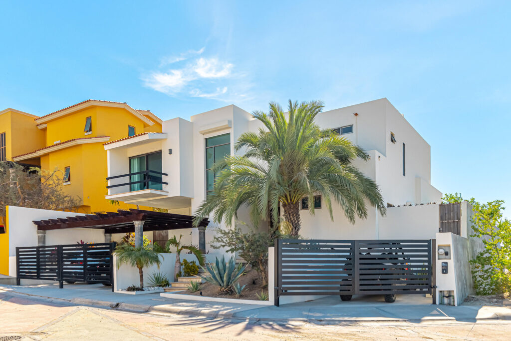 Los Cabos Hacienda Campestre Beautiful 3 bedroom home with additional nanny(maids)quarters, roof top terrace and a garage backing onto the 13th fairway of the prestigious Club Campestre Golf course. Here is your opportunity to own a piece of the established and very sought after community of Hacienda in Campestre. Surrounded by lush green landscape and over head ocean โ 7g Faro de Cortes, San Jose del Cabo, BS