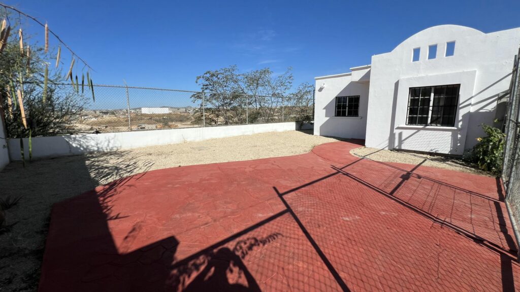 Los Cabos Centro-Csl North Casa habitación con ampliación en planta alta, ideal para inversión en Los Cabos. Planta baja: sala, cocina, 2 recámaras, 1 baño completo y cochera. Planta alta: 2 recámaras tipo estudio, cada una con baño completo y acceso independiente. Permite hasta 3 unidades habitacionales, con privacidad y opción de renta. Ubicada en zona urbana con servicios y vialidades cercanas.Single-family home with upper-level expansion, ideal for investment in Los Cabos. Ground floor: living room, kitchen, 2 bedrooms, 1 full bathroom, and carport. Upper level: 2 studio-style bedrooms, each with a full bathroom and independent access. Allows up to 3 separate units, offering privacy and rental flexibility. Located in an urban area with nearby services and main roads. for sale