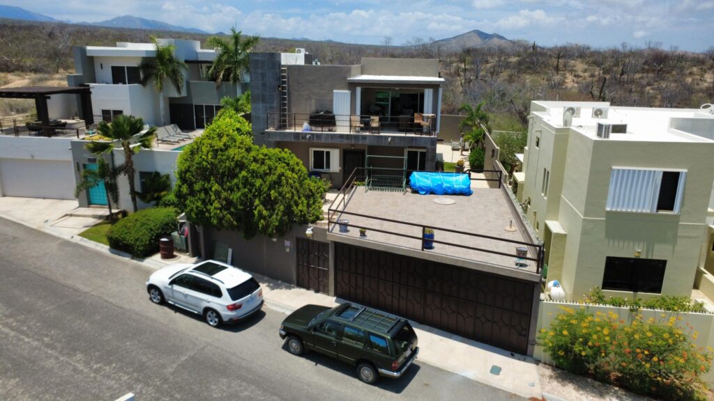 Los Cabos Brisas Del Pac East Casa de un nivel en Brisas del Pacífico con estructura para segundo piso. Cuenta con dos cocheras techadas, sala, sala de estar, cocina con isla y terraza. Terreno de 2,100 m² con gran potencial para alberca, ampliación o desarrollo. Ideal para inversión o vivir.Single-level home in Brisas del Pacífico with structure for a second floor. Features two covered carports, living room, family room, kitchen with island, and terrace. 2,100 m² lot with excellent potential for a pool, expansion, or development. Ideal for living or investment. – D 3 Santa Barbara, San Jose Corridor, BS