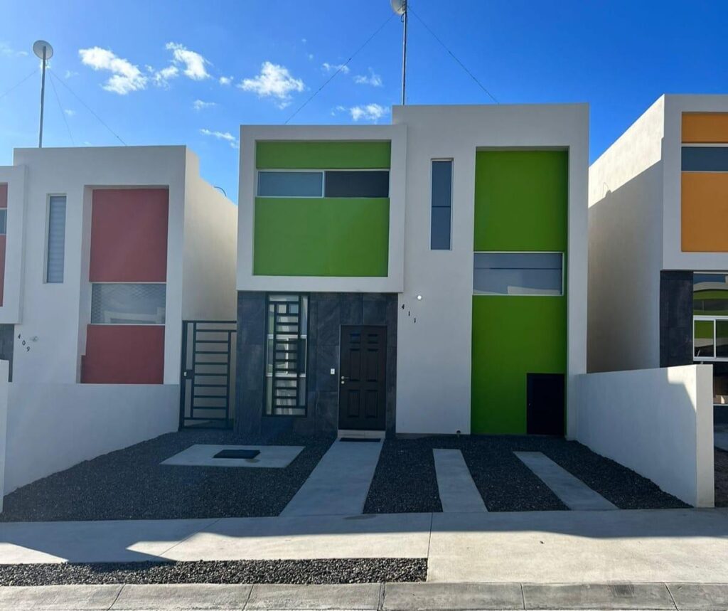 Los Cabos Centro-Csl North Casa habitación con ampliación en planta alta, ideal para inversión en Los Cabos. Planta baja: sala, cocina, 2 recámaras, 1 baño completo y cochera. Planta alta: 2 recámaras tipo estudio, cada una con baño completo y acceso independiente. Permite hasta 3 unidades habitacionales, con privacidad y opción de renta. Ubicada en zona urbana con servicios y vialidades cercanas.Single-family home with upper-level expansion, ideal for investment in Los Cabos. Ground floor: living room, kitchen, 2 bedrooms, 1 full bathroom, and carport. Upper level: 2 studio-style bedrooms, each with a full bathroom and independent access. Allows up to 3 separate units, offering privacy and rental flexibility. Located in an urban area with nearby services and main roads. for sale