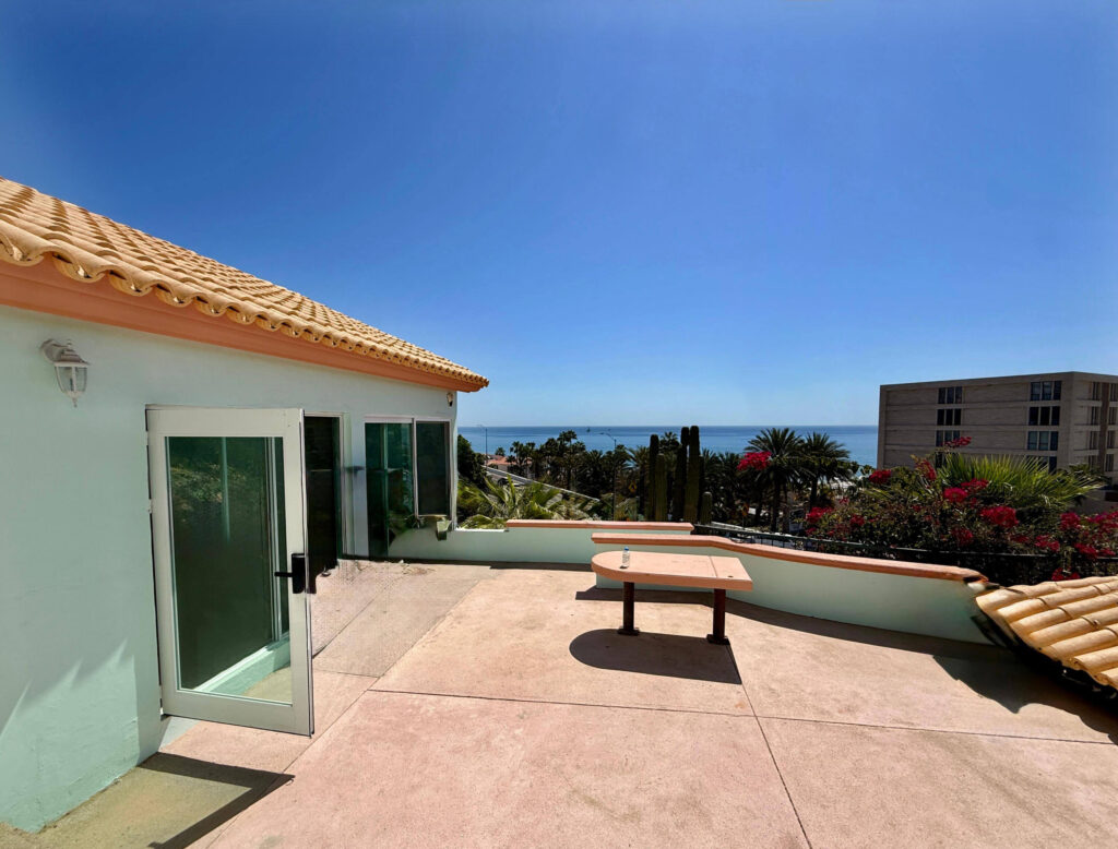 Los Cabos Hacienda Campestre Beautiful 3 bedroom home with additional nanny(maids)quarters, roof top terrace and a garage backing onto the 13th fairway of the prestigious Club Campestre Golf course. Here is your opportunity to own a piece of the established and very sought after community of Hacienda in Campestre. Surrounded by lush green landscape and over head ocean โ Km 28 El Mirador, San Jose del Cabo, BS
