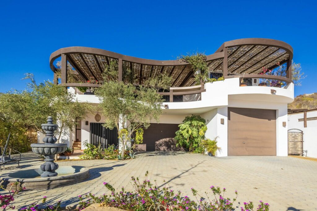 Los Cabos El Tezal-Oceanside:General Located along the highly sought-after Cabo Corridor, this charming 2-bedroom, 2-bathroom open-concept home is set within a lush, private garden oasis filled with mature tropical landscaping. The seamless indoor-outdoor layout flows effortlessly into a stunning lagoon-style pool, creating a peaceful, resort-like setting ideal for relaxing or entertaining.With its expansive grounds and prime location on the corridor just minutes from downtown Cabo San Lucas, the property offers incredible flexibility. Whether envisioned as a private residence, boutique event space and hotel, or future condo development, this is a rare opportunity to own a versatile property in one of Cabo's fastest-growing areas. โ Laguna Hills Lot 1 Block 5, San Jose del Cabo, BS