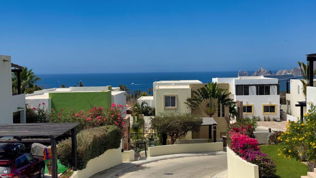 Los Cabos Magisterial Located in a residential area with excellent appreciation and high rental demand, this duplex is an outstanding opportunity for investors or buyers looking to build equity through light renovations. Both apartments are included in the sale as one deeded property. The neighborhood continues to grow in popularity due to its strategic location and accessibility, making this property an attractive option for rental income or long-term investment. Ubicado en una zona residencial de excelente plusvalía y alta demanda de rentas, este dúplex representa una magnífica oportunidad para inversionistas o compradores interesados en generar patrimonio mediante remodelaciones ligeras. Ambos departamentos están incluidos en la venta como una sola propiedad escriturada. La colonia continúa aumentando su popularidad gracias a su ubicación estratégica y accesibilidad, convirtiendo esta propiedad en una excelente opción para generar ingresos por renta o inversión a largo plazo. – Punta Arena F-4, Cabo Corridor, BS