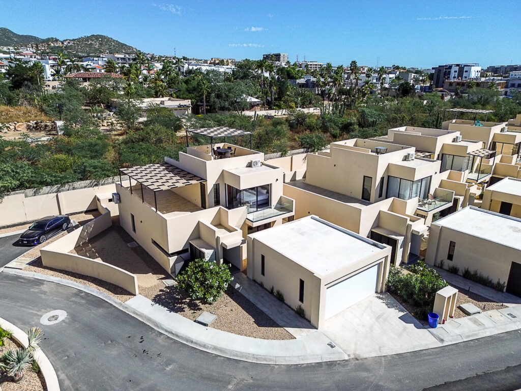 Los Cabos Cumbre Del Tezal Move-in ready and fully furnished. 2,045 sq ft of construction on a 2,551 sq ft lot with 3-car parking. Luxury finishes include marble flooring, wood kitchen with granite countertops, built-in wooden closets in all bedrooms, and vanities with tempered glass shower doors in all 3.5 baths. Fully equipped with 5 Gree inverter mini-split A/C units (3 × 1-ton, 2 × 2-ton), LG 22' French Door refrigerator, Whirlpool gas stove, and 1.7 cu ft microwave hood. Additional features: rooftop with bar, grill & sink, private terrace, storage, WiFi smart lock, private 5,000-liter cistern, and termite prevention system. ommunity: pool, gym, sports courts, kids' area, 3 clubhouses & 24/7 gated security – Vistana Estates, Cabo Corridor, Cabo Corridor, BS