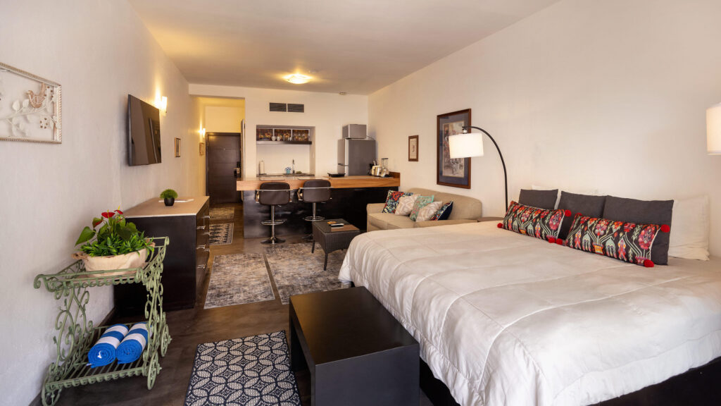 Los Cabos Cora Aqua Tower, located within Club Campestre San José del Cabo, one of Los Cabos' premier gated communities. Features 2 bedrooms, 2 full bathrooms, a guest half bath, TV room, laundry room, ocean – Av. Paseo Del Sol, Cabo Corridor, BS